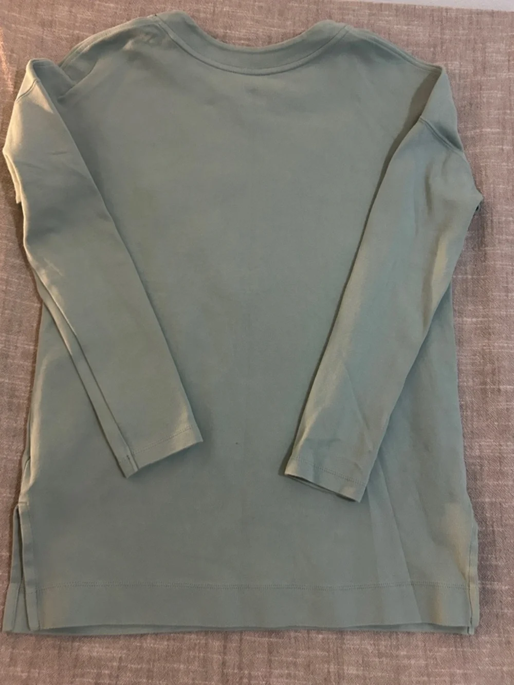 Woman’s Small Long-Sleeve Nike Tee in Mint Green